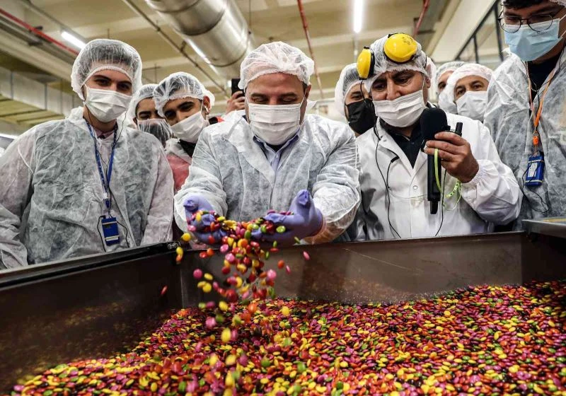 Bakan Varank şekerleme üreten tesiste gençlerle bir araya geldi
