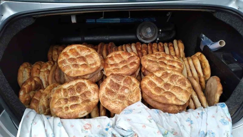 Köy imamı köylülere ücretsiz pide dağıtıyor
