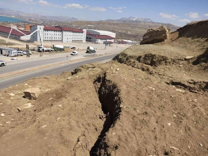 Edremit TOKİ yolu heyelan tehlikesine karşı kapatıldı
