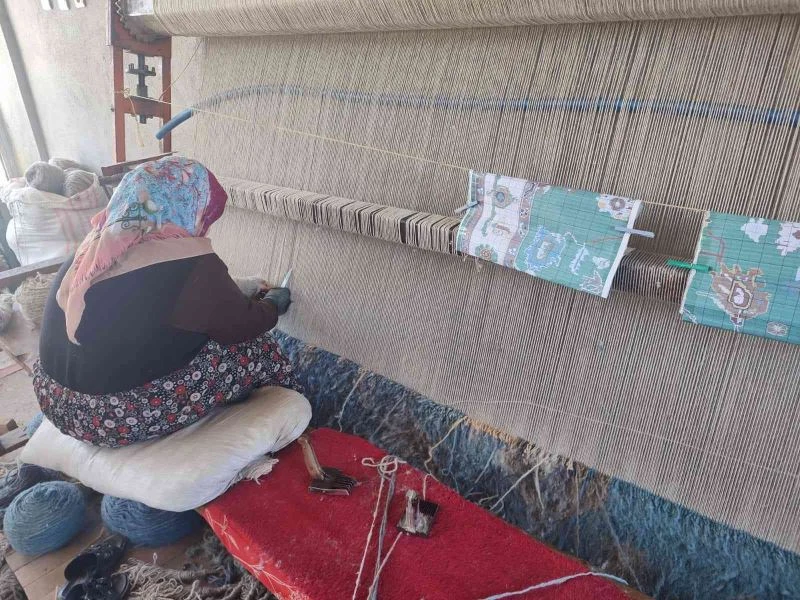 Sahurdan sonra halı dokuyorlar
