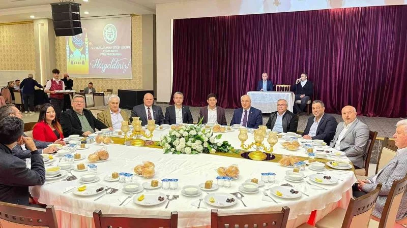 Kooperatif üyesi esnaflar iftarda buluştu
