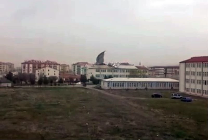 Kuvvetli fırtına okulun çatısını uçurdu

