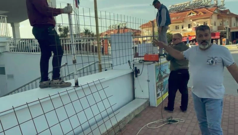 Antalya’da kiracıların indirdiği asansörlü duvara otel sahibinden tel örgülü önlem
