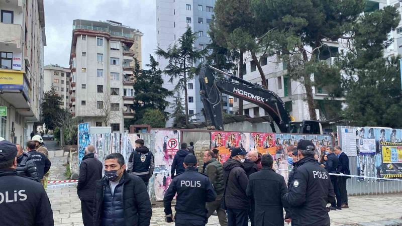 Kadıköy Kozyatağı’nda Şemsettin Günaltay Caddesi üzerindeki bir inşaatta çalışma esnasında göçük meydana geldi. Yan binada mahsur kalan vatandaşların tahliye çalışmaları devam ediyor.
