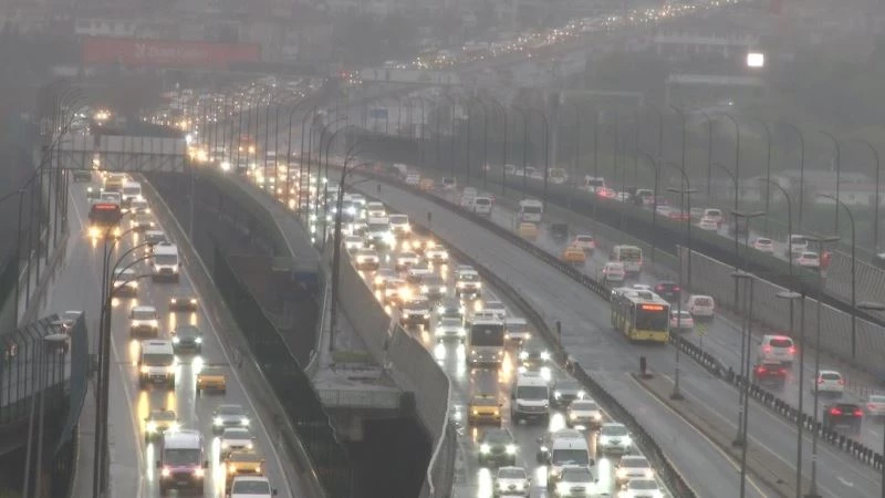 İstanbul güne yağmurla uyandı, trafik yüzde 51’e ulaştı
