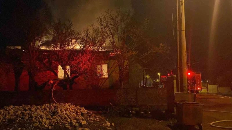 Bacadan düşen kıvılcım evi kül etti
