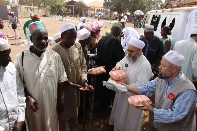 Gine’de her gün beş ayrı bölgedeki ihtiyaç sahiplerine 3 bin kişilik iftar yemeği dağıtılıyor
