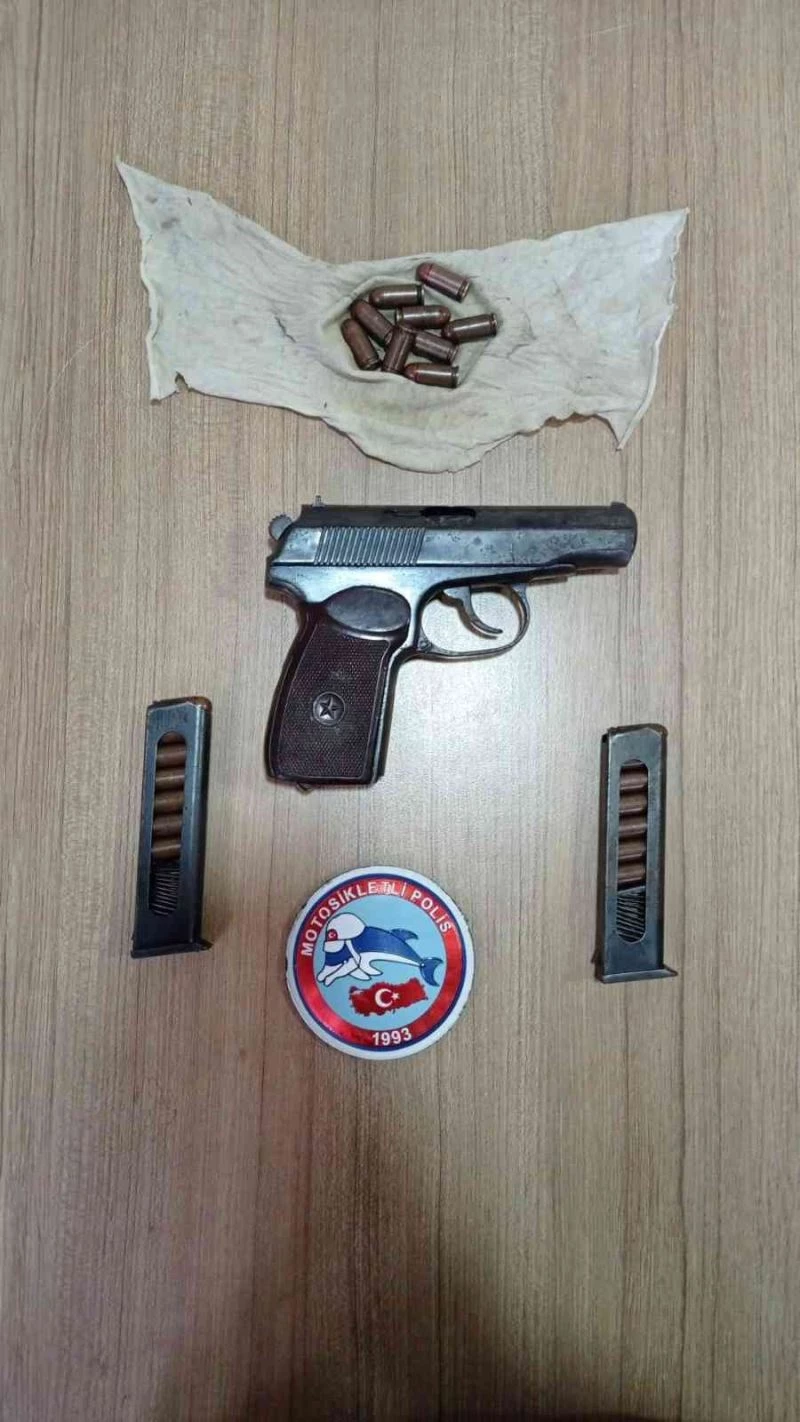 Siirt’te bir araçta yapılan aramada tabanca ele geçirildi
