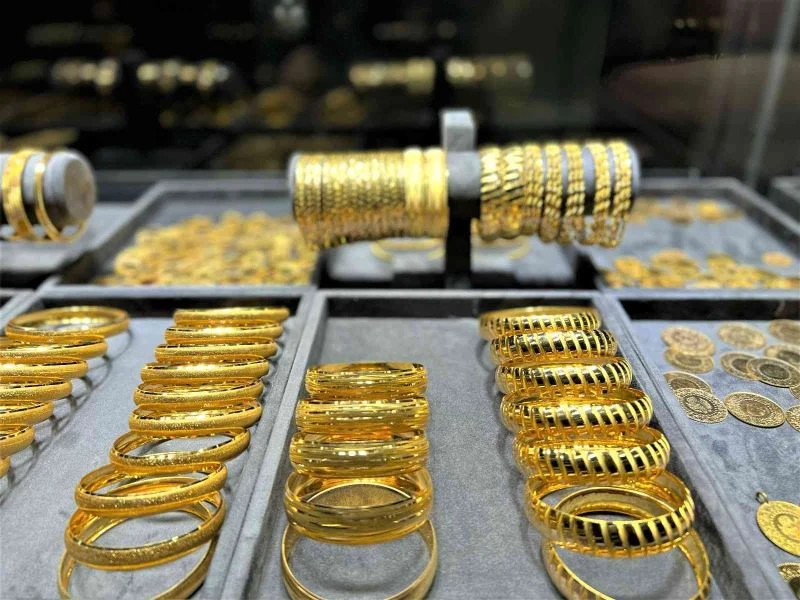 Dünya piyasalarındaki belirsizlik ons altını yükselişe geçirdi
