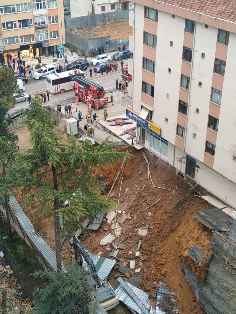 Kadıköy’de inşaatta istinat duvarının çökmesiyle göçük oluştu
