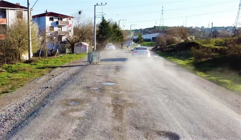 Bu sokaktan araç geçince her yer toz içinde kalıyor
