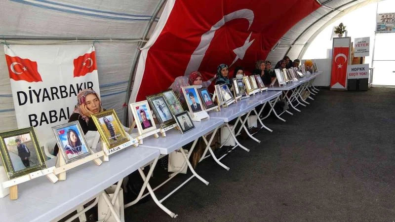 Evlat nöbetindeki baba: “Onlar Avrupa’da 7 dil okuyorlar, senin kalemi kırıp silah verdiler”
