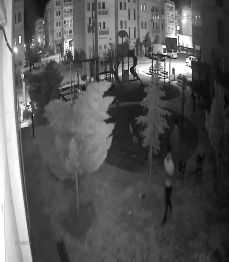 Parktaki bankı çalan hırsızlar kameraya yakalandı

