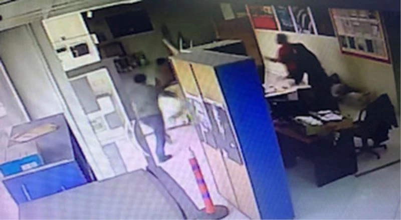 Doktor, kargo firması çalışanlarını darp etti
