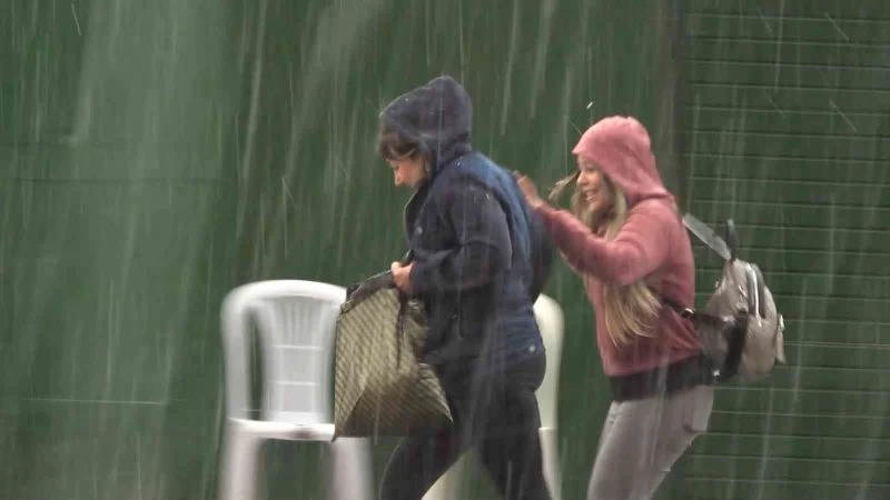 Güneşe aldanan vatandaşlar yağmura hazırlıksız yakalandı
