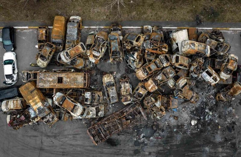 Irpin’de saldırılarda hasar gören araçlar hurdaya çekildi
