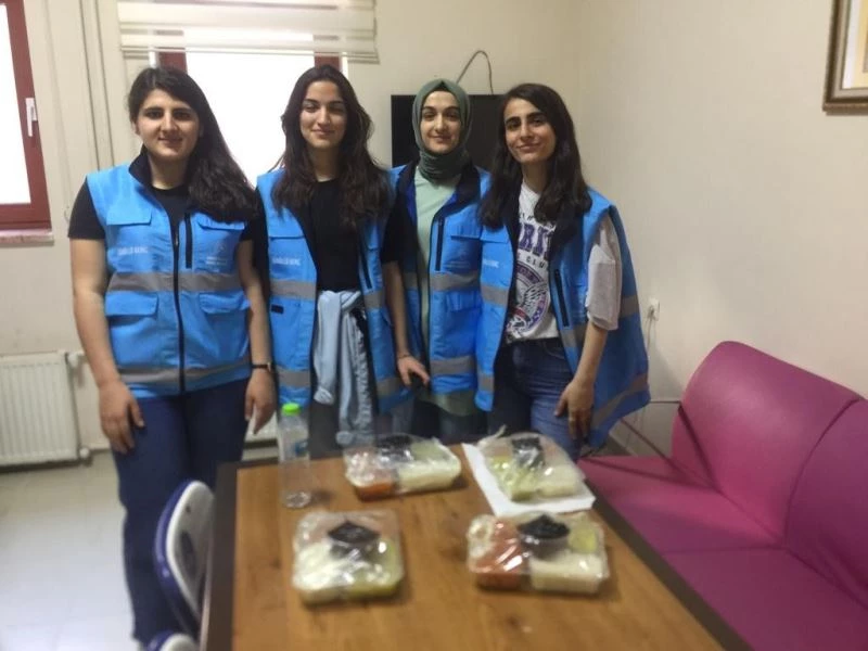 Öğrenci yurdunda pişirilen yemekler ihtiyaç sahiplerine de veriliyor
