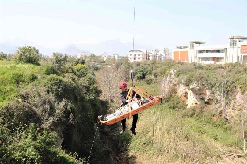 Düştüğü 20 metrelik vadiden 2 saat süren operasyonla kurtarılan adam: “Kendi soruşturmamı kendim yapacağım”
