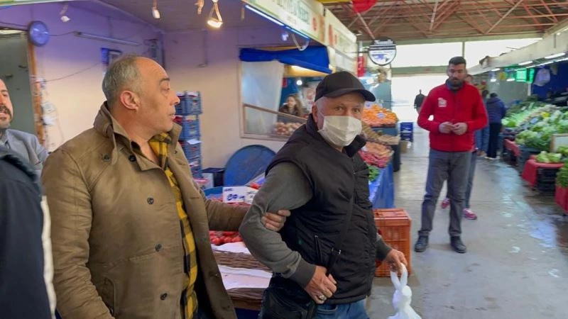 Pazarcı esnafının dikkati dolandırıcıyı yakalattı

