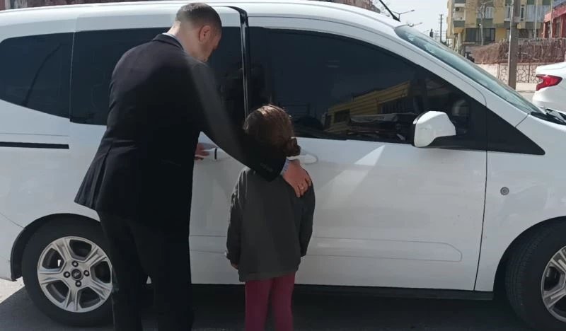 Trafiği tehlikeye atarak dilenen çocuklar tek tek yakalanıyor
