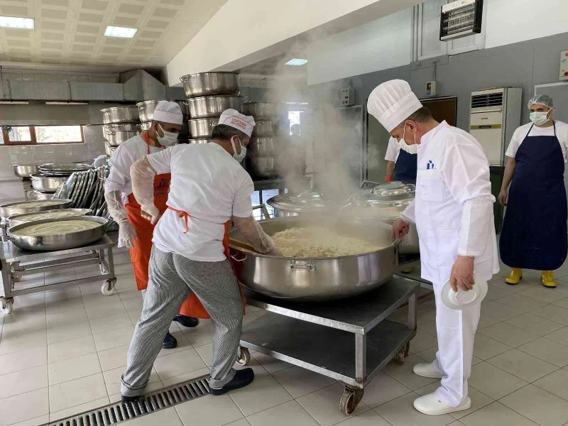 Üsküdar’da dev kazanlar ihtiyaç sahipleri için kaynıyor
