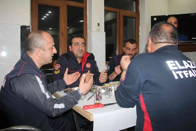 İtfaiyeciler ilk sahuru görev başında yaptı
