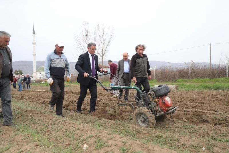 Vali çapa makinasının başına geçti tarla sürdü
