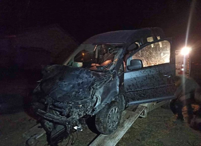 Takla atıp tarım arazisine devrilen aracın sürücüsü yaralandı
