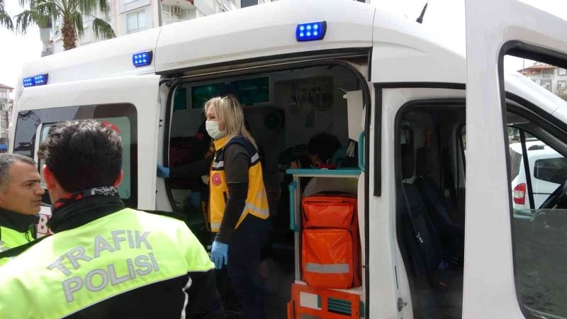 Kontrolden çıkan ticari araç refüjdeki palmiyeye çarptı: 3 yaralı
