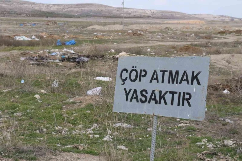 Uyarı tabelasına aldırmadan çöplüğe çevirdiler
