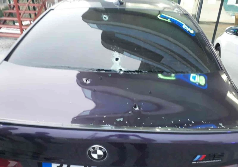 Kurye motosikletiyle gelip diş hekiminin aracını kurşunladı
