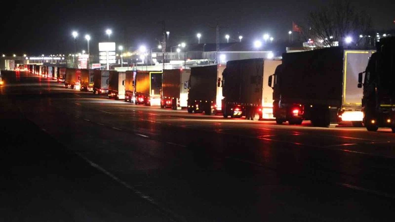 Edirne’de  tır kuyruğunda iftar telaşı
