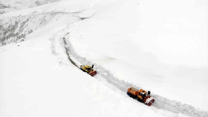 Batıda bahar, Muş’ta 8 metrelik karla mücadele
