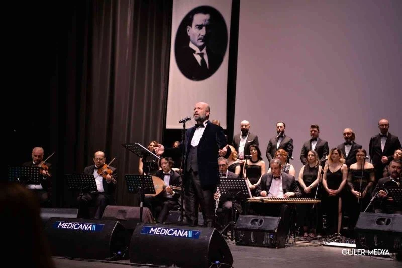 Sağlıkçılar ayakta alkışlandı
