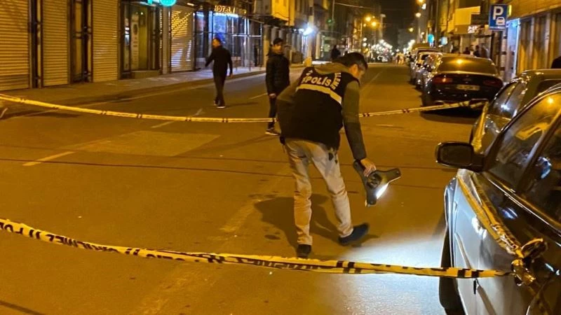 Oğlunu bıçaklandığını görünce kurşun yağdırdı: 3 yaralı
