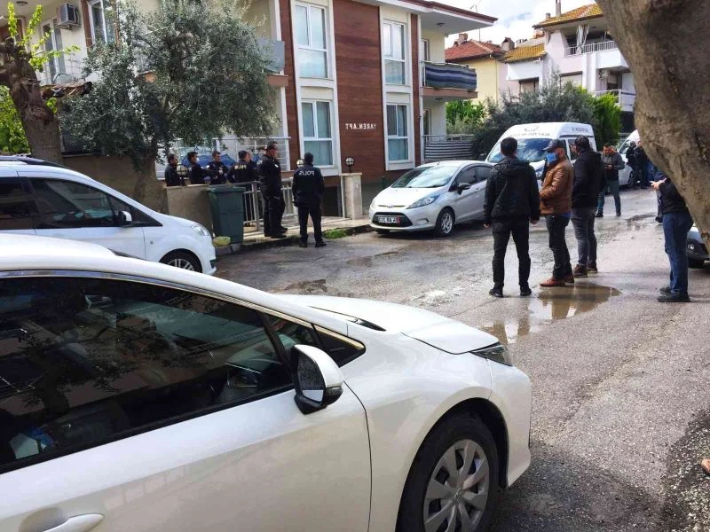Polis memuru yalnız yaşadığı apartta ölü bulundu

