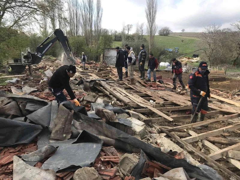 Kırklareli’nde ağıl çöktü: 1 çoban yaralandı, 40 hayvan telef oldu
