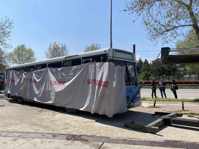 Patlamanın yaşandığı otobüs olay yerinden kaldırıldı...
