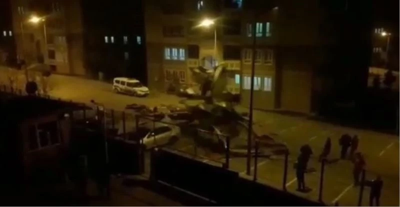 Bingöl’de şiddetli rüzgar cami minaresini salladı: O anlar cep telefonu kamerasına yansıdı
