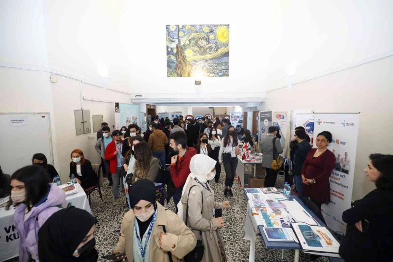 DEÜ, gençlere kariyer fırsatları sunmayı sürdürüyor
