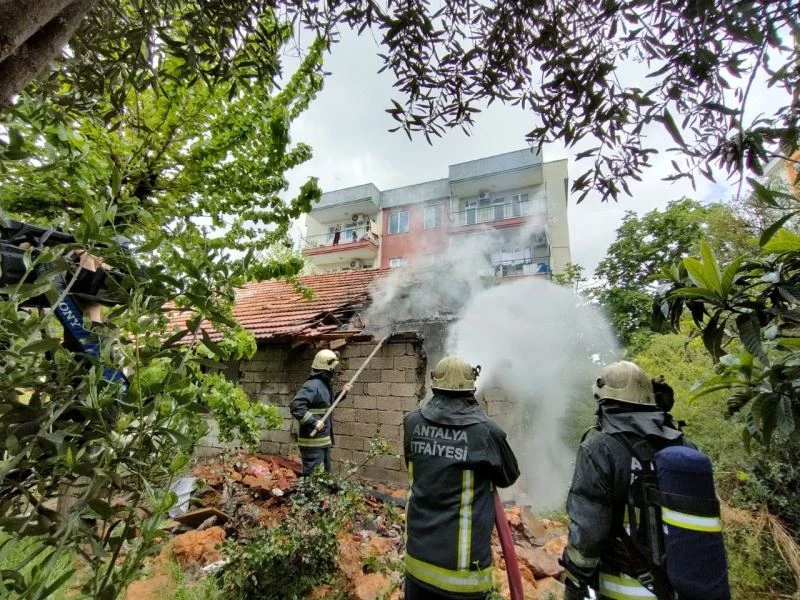 Hırsızlar önce soydu, sonra yaktı
