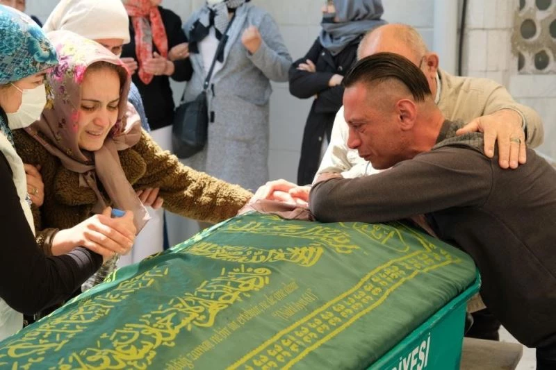 Tatil yolunda rahatsızlanarak hayatını kaybeden minik Ece toprağa verildi
