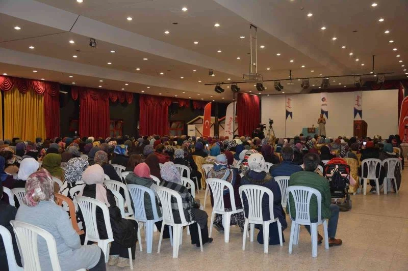 Sındırgı’da “Huzurlu Aile Sohbetlerine” yoğun ilgi
