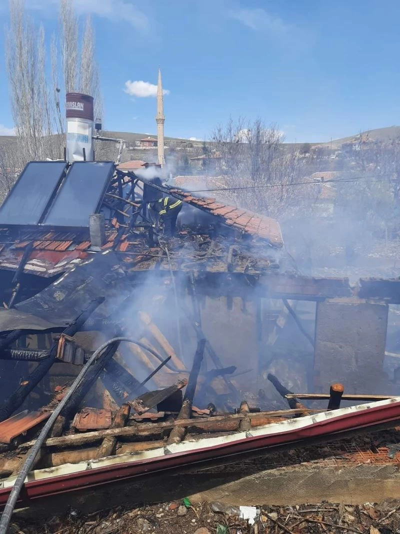 Akçakent’te yangın; bir ev küle döndü, büyükbaş hayvan telef oldu
