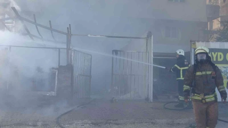 Hatay’da hurdalıkta çıkan yangın söndürüldü
