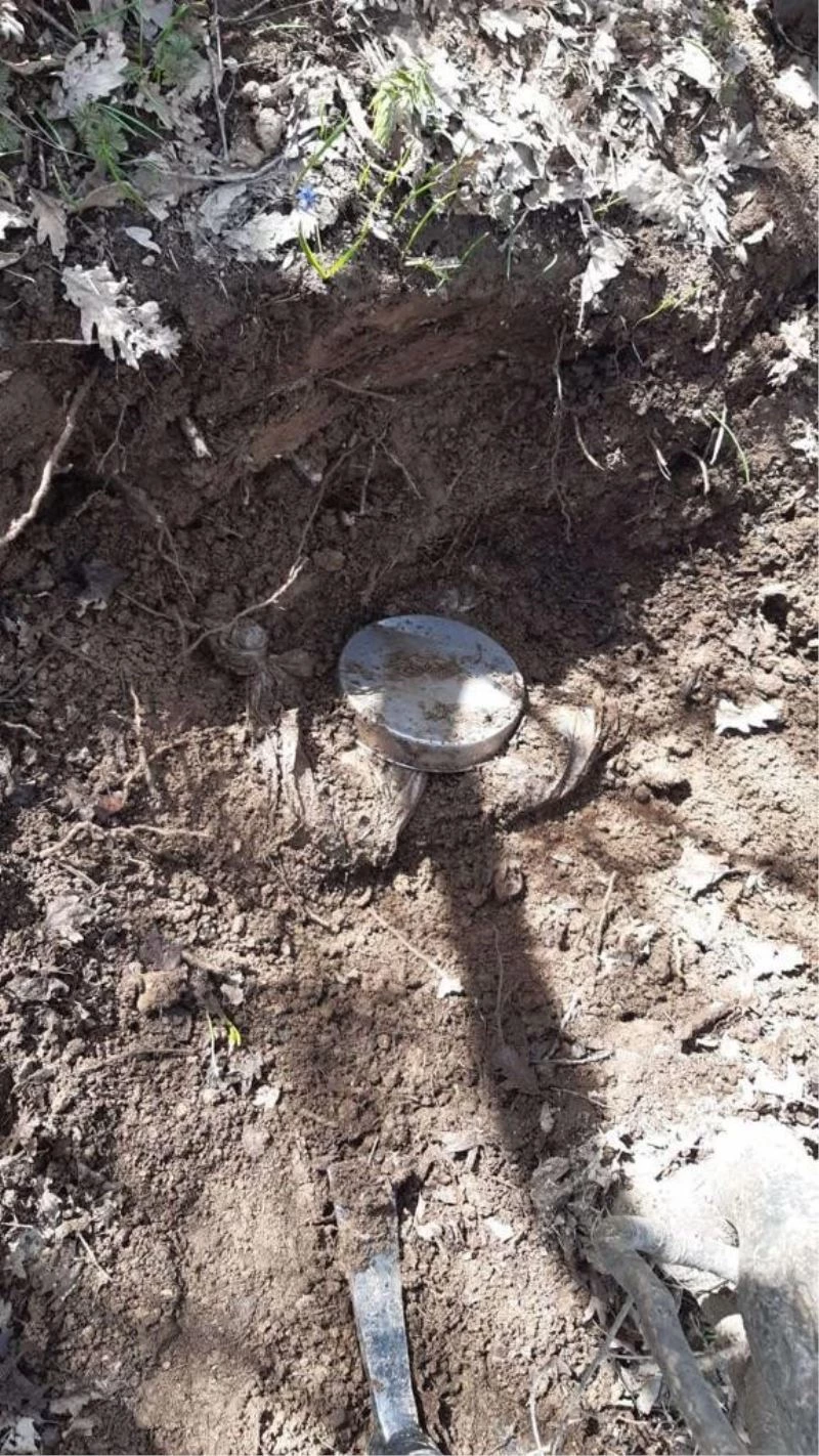 Muş kırsalında toprağa gömülü vaziyette 12 kg patlayıcı madde ele geçirildi
