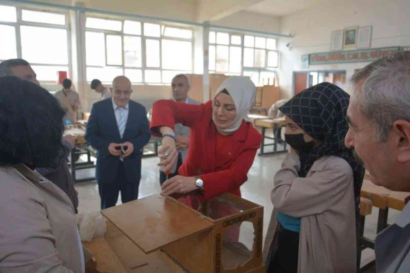 Eline aldığı tornavida ile örnek oldu
