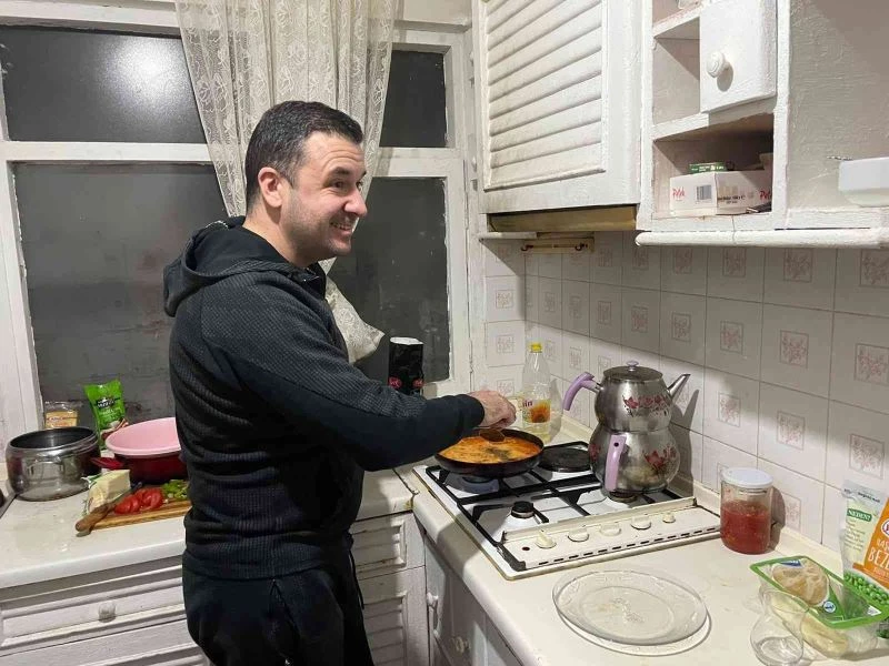 Bağatar, sahurda konuk olduğu öğrenci evinde menemen pişirdi
