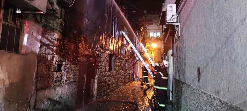 Depo yangını geceyi gündüze çevirdi
