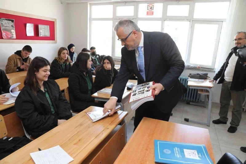 Başkan Kılıç’tan gençlere TYT soru bankası
